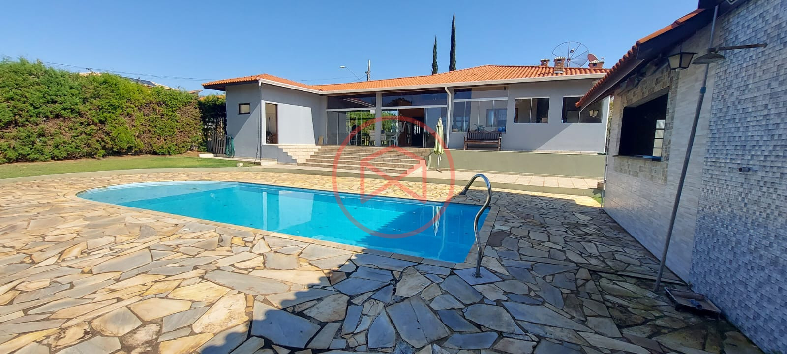 Chácara em Condomínio Fechado de Alto Padrão antes do Centro de Ibiúna