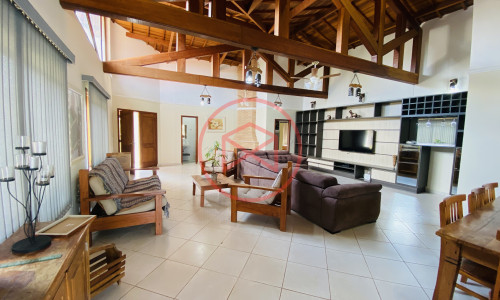 Chácara em Condomínio Fechado de Alto Padrão antes do Centro de Ibiúna