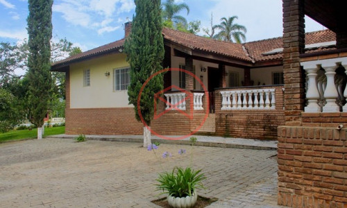 Haras Completo em Ibiúna na beira do asfalto!