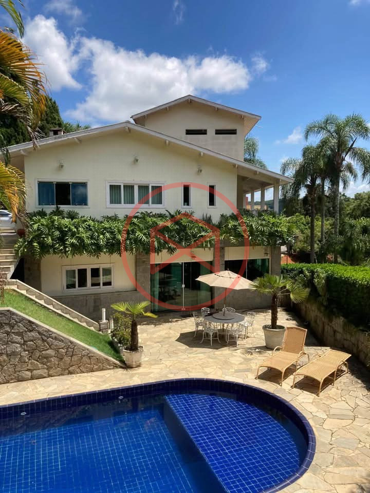 Casa em Condomínio Fechado no Centro de Ibiúna