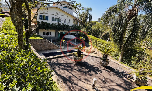 Casa em Condomínio Fechado no Centro de Ibiúna