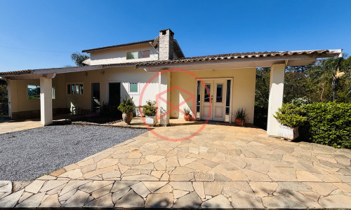 Casa em Condomínio Fechado no Centro de Ibiúna
