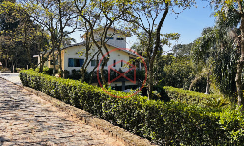 Casa em Condomínio Fechado no Centro de Ibiúna
